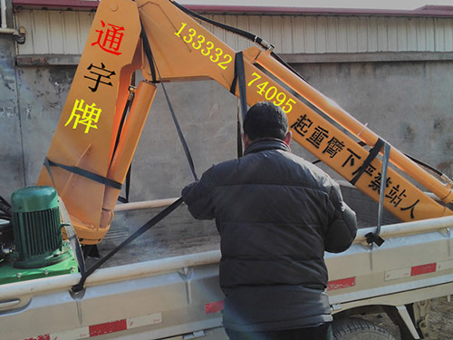 <b>小吊機吊運機小型吊機小型吊運機樓房上料機隨車吊墻面開槽機電動吊籃</b>